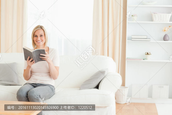 金發(fā)女人帶著一本書