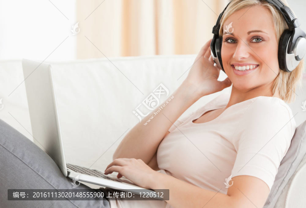 金發(fā)碧眼的女人在她的筆記本電腦上看電影