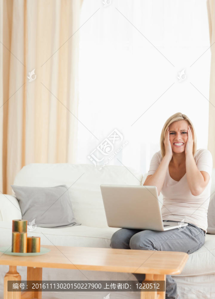 一個心煩意亂的女人用筆記本的肖像