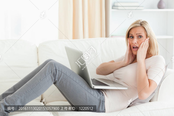 女人有麻煩她的筆記本電腦