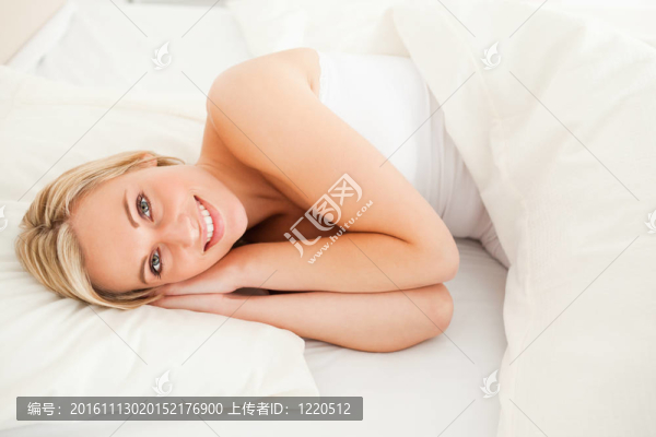 美麗的金發(fā)女人醒來(lái)