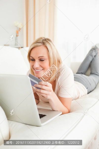 網(wǎng)上購物的女人的肖像