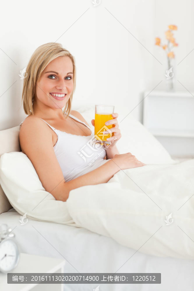 一個女人喝橙汁的肖像