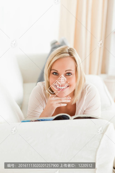 有雜志的迷人女人肖像