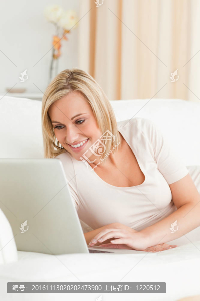 可愛女人用筆記本的肖像