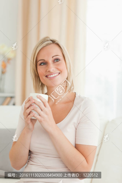 一個迷人的女人舉著一杯茶的肖像