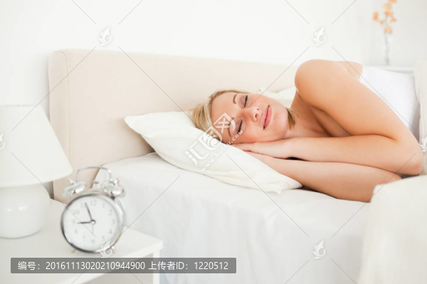 女人睡覺和鬧鐘