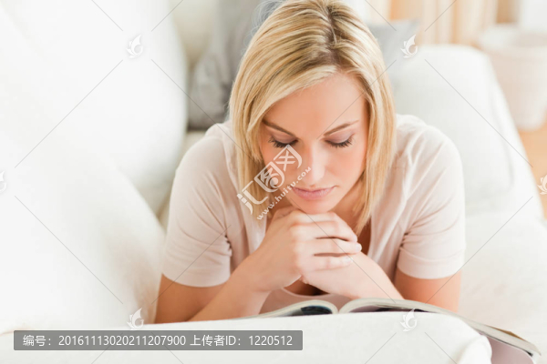 可愛(ài)的女人閱讀一本雜志