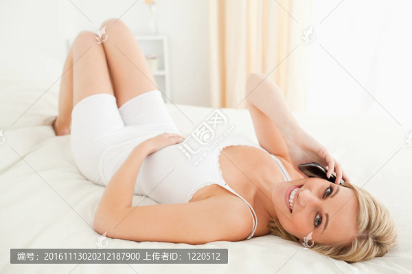 躺在床上打電話的女人