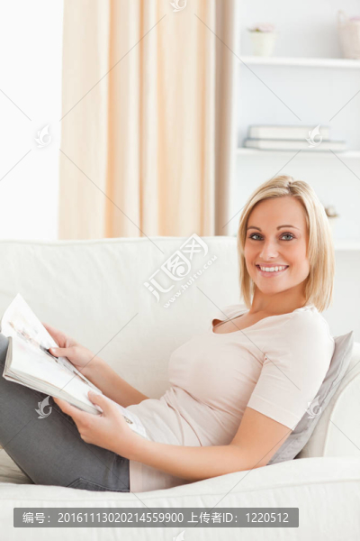 一個(gè)年輕女人的肖像與一本雜志