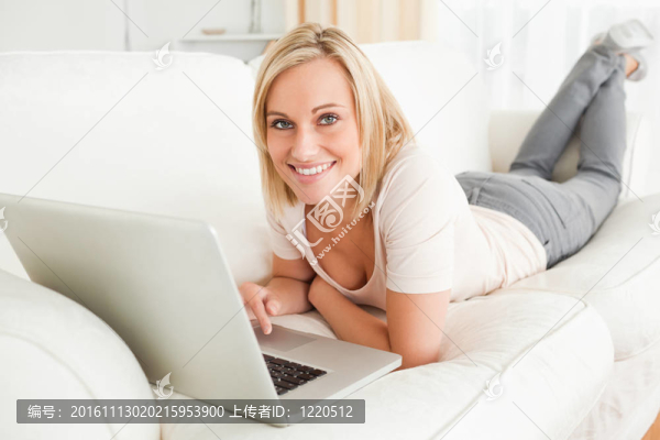 可愛的女人帶著筆記本