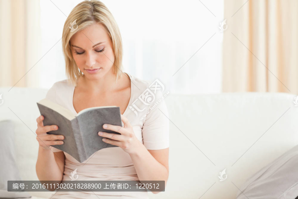 金發(fā)女人讀一本書