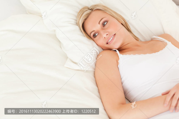 女人躺下來