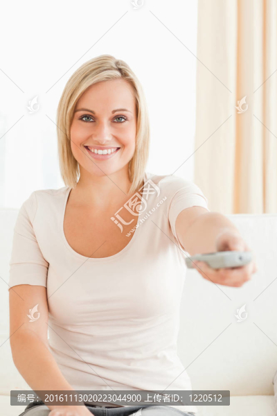 一個可愛的女人在看電視