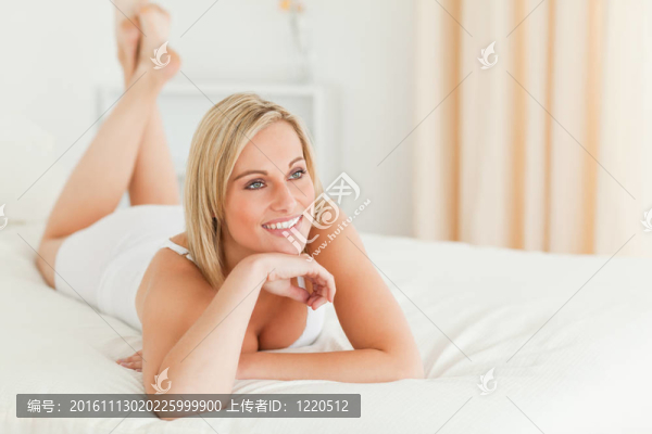 一個(gè)面帶微笑的女人躺在床上