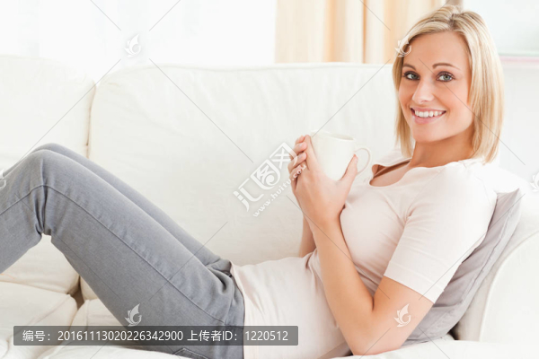 拿著一杯茶的女人