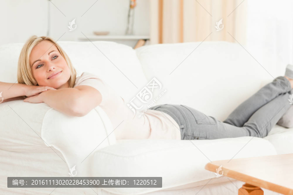 和平的女人躺在她的沙發(fā)上