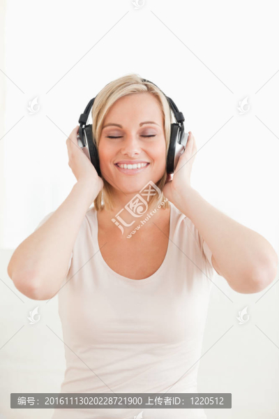 可愛女人聽音樂的畫像