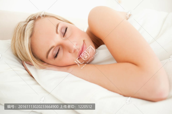 平靜的女人睡覺