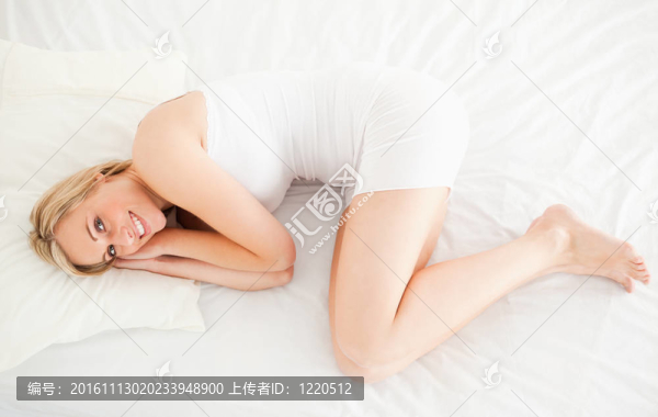 可愛的金發(fā)女人醒來