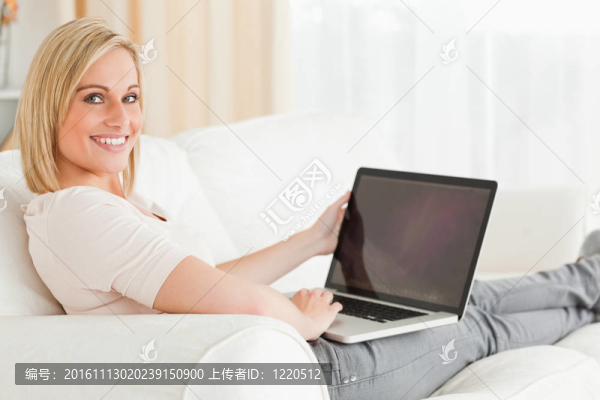 帶筆記本的金發(fā)女人