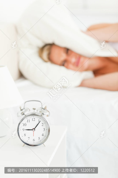 一個(gè)不滿意的金發(fā)女人醒來的畫像