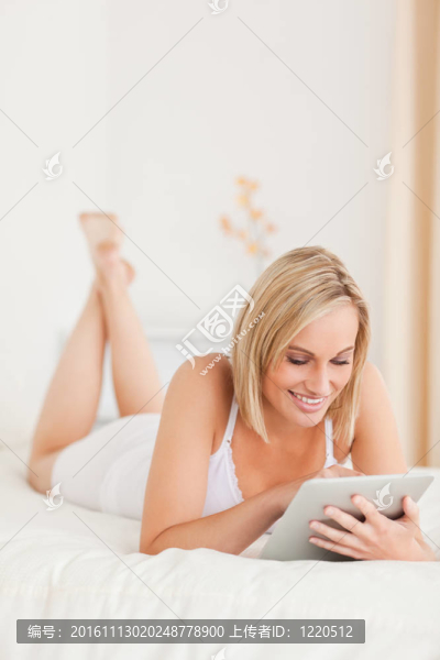 女性使用平板電腦的肖像