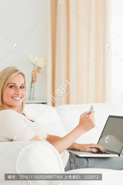 迷人女人在線支付賬單的肖像