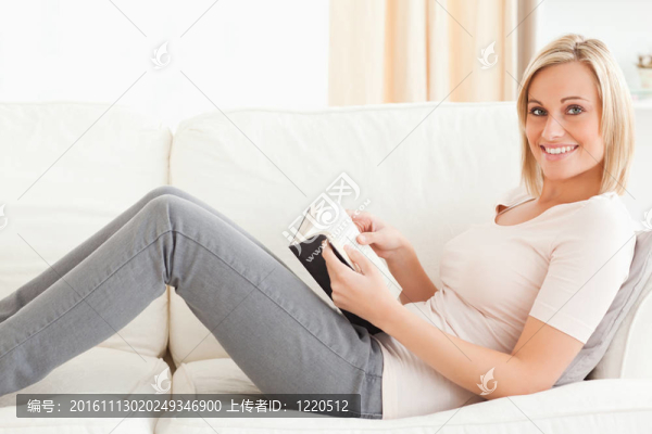面帶微笑的女人用平板電腦