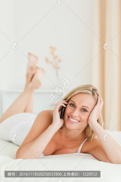 一個幸福的女人接聽電話的肖像