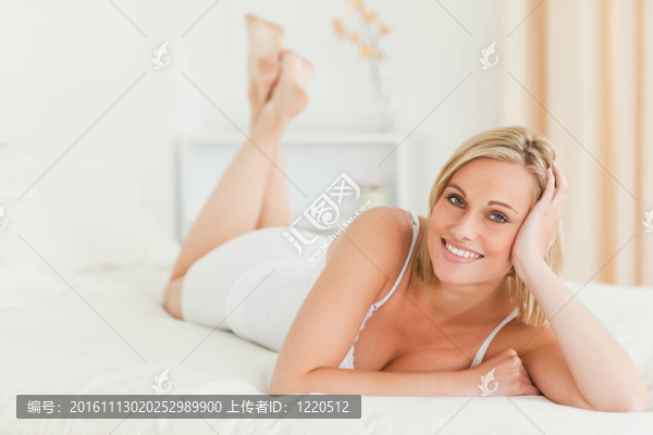 安靜的女人躺在她的床上