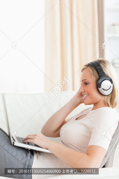 一個女人用筆記本看電影的肖像
