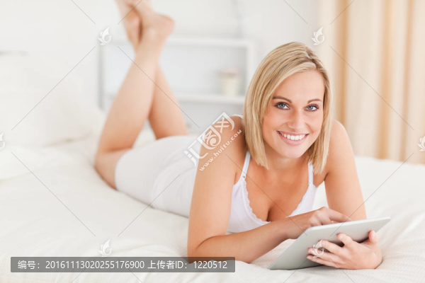 微笑的女人使用平板電腦