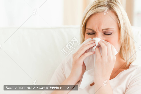生病的女人吹她的鼻子
