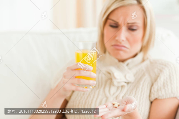 接近一個悲傷的女人展示藥丸