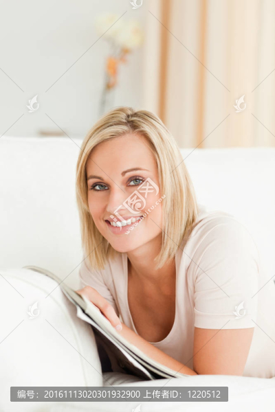 微笑的女人與雜志的肖像