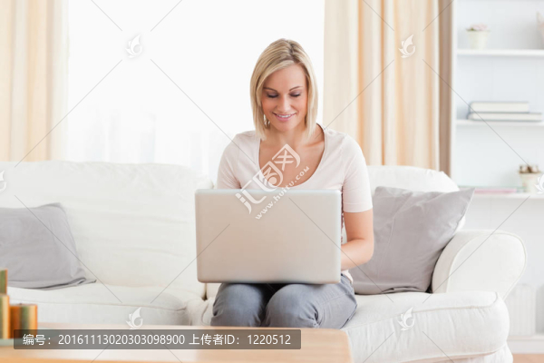 使用筆記本電腦的女人