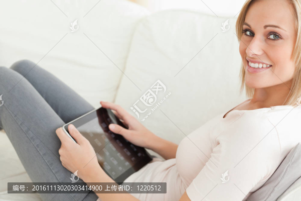有平板電腦的女人