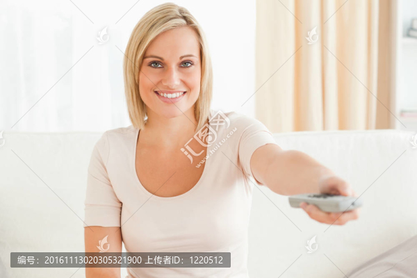 迷人的女人看電視