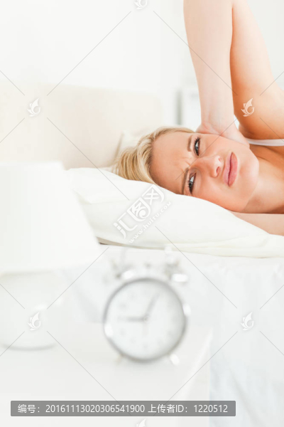 一個女人叫醒她的鬧鐘的肖像