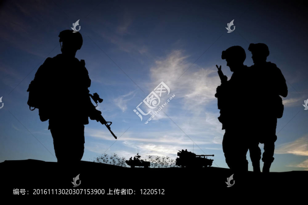 在中東的現(xiàn)代士兵在夕陽(yáng)的天空剪影與背景車輛