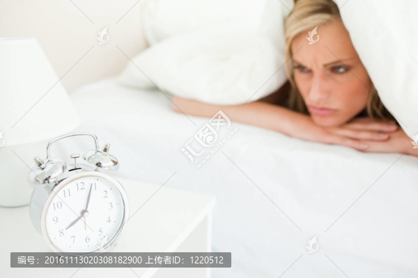 生氣的金發(fā)女子醒來