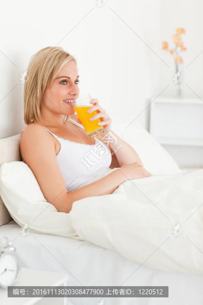 一個金發(fā)女人喝果汁的肖像