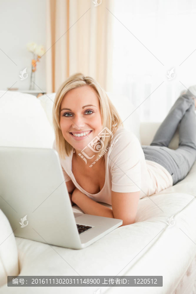 一個帶著筆記本的女人的肖像