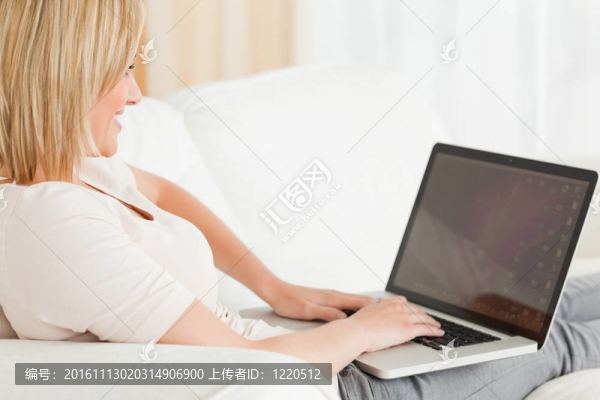 一個金發(fā)女人用筆記本特寫