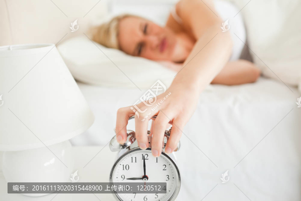 心煩意亂的女人關掉鬧鐘
