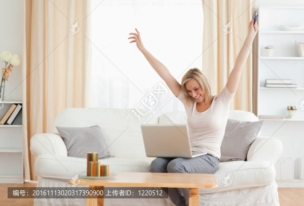 快樂(lè)的女人在網(wǎng)上購(gòu)物