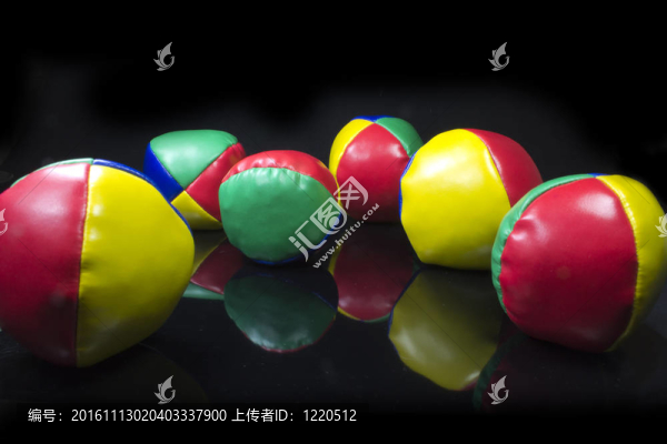 一套黑色背景下的雜耍球