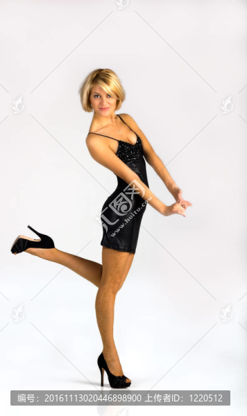 穿著黑色衣服的年輕女孩