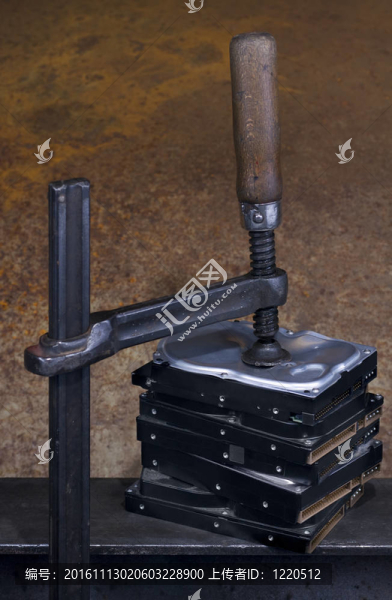 硬盤驅(qū)動器上的夾持鉗